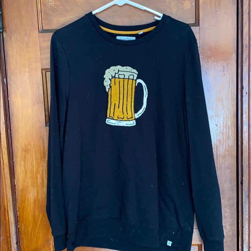 Crew neck sweater with foaming beer patch